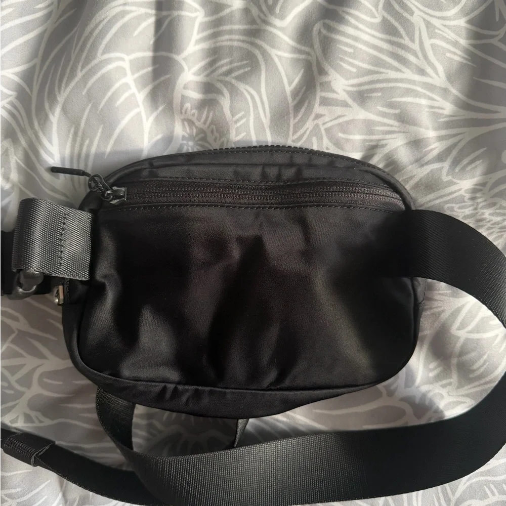 EUC lululemon Black Belt Bag - 1L - Picture 3 of 4